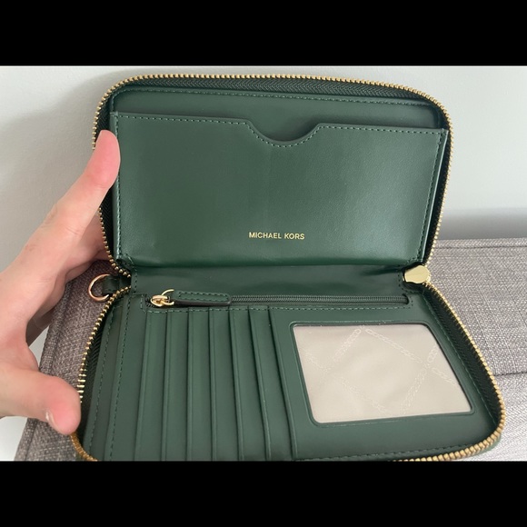 Michael Kors leather wallet. - Picture 2 of 3